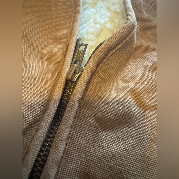 Men’s Carhartt Sherpa lined vintage style canvas vest in a size large - Picture 3 of 5